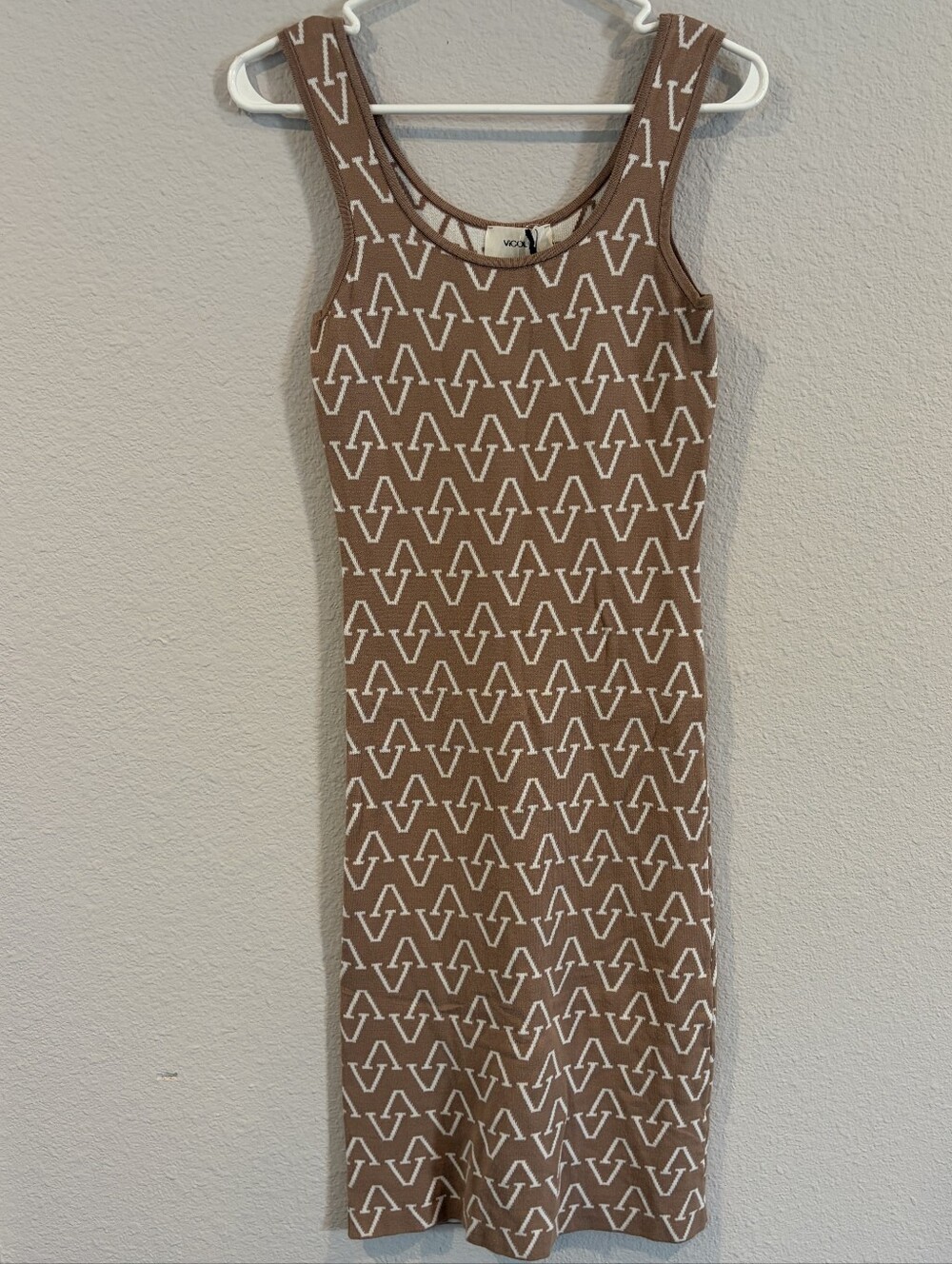 NEW Vicolo Womens Classic Casual Tan Cream‎ Monogram Thick Sleeveless Midi Dress